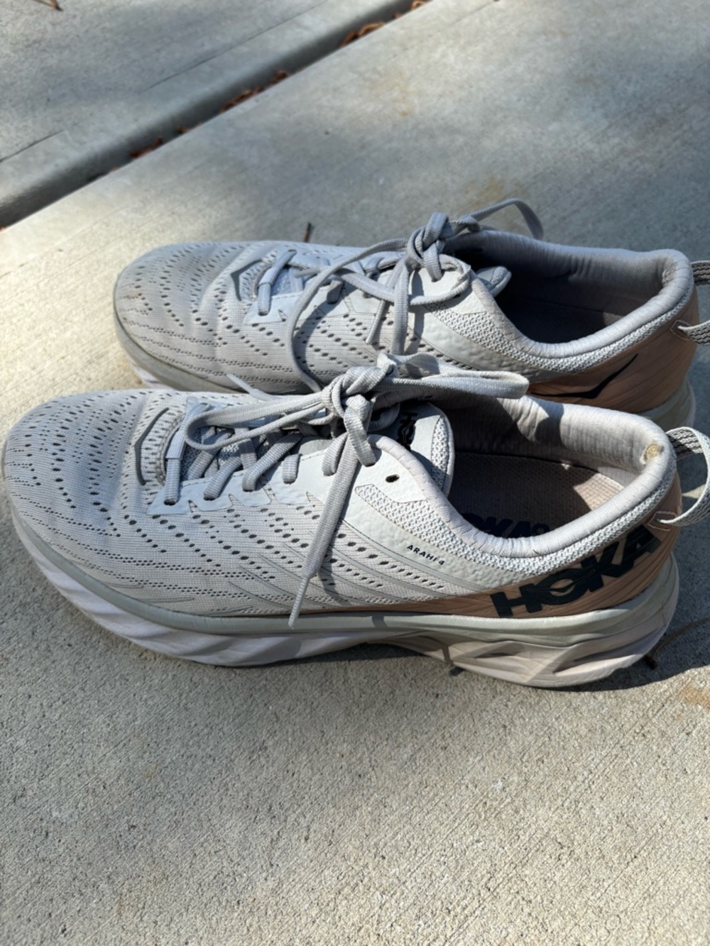 Hoka One One Arahi 4 Light Lunar Rock Grey and Tan Women's Running Shoes size 10 - Picture 3 of 12